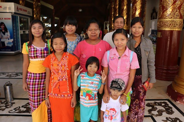Adeus, Myanmar! Uma viagem incrível que ficou no passado 11 Família de Myanmar na Shwedagon Pagoda