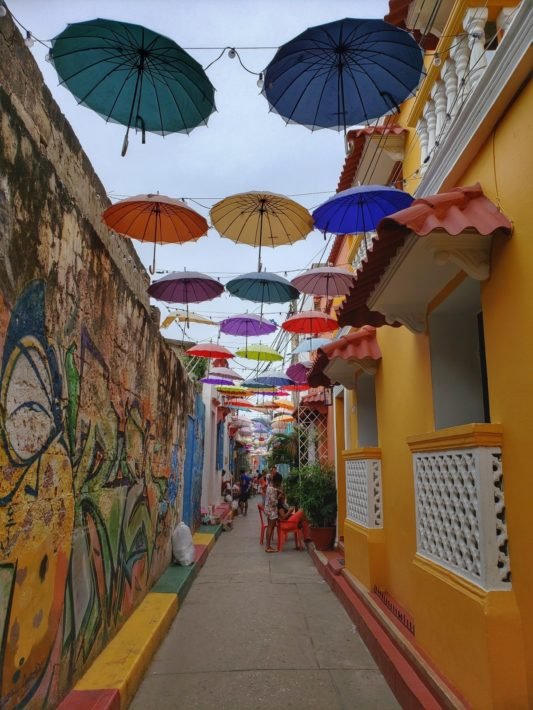 Os 10 destinos mais bonitos na América do Sul 13 Uma viela enfeitada com Guarda-chuvas em Getsemani, Cartagena