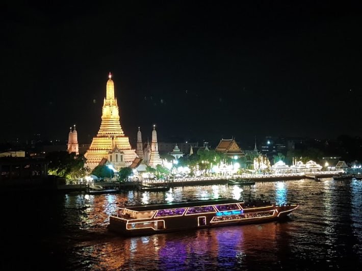 8 Lugares românticos para sua lua de mel 10 Vista do Wat Arun a partir do Riva Arun Bangkok