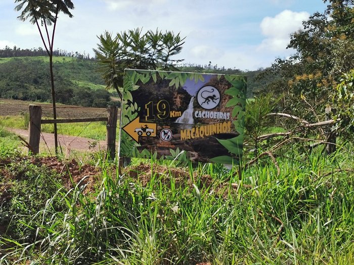 Cachoeiras Macaquinhos, Chapada dos Veadeiros: o esforço vale a pena! 4 Placa Indicando o Caminho para as Cachoeiras Macaquinhos, Chapada dos Veadeiros