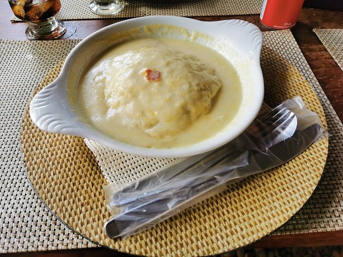 Onde comer na Chapada dos Veadeiros? 4 dicas de restaurantes 7 Lasanha Quatro Queijos, Pousada Bambu Brasil, São Jorge, Chapada dos Veadeiros
