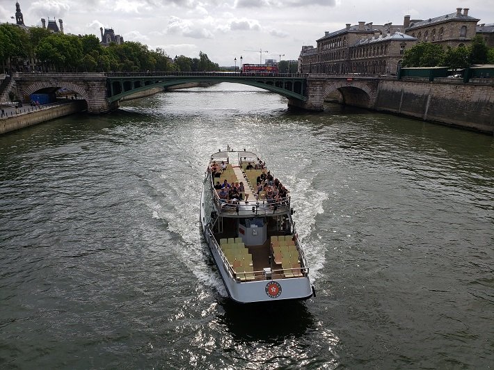 8 Lugares românticos para sua lua de mel 5 Bateaux Parisiens, Passeio de Barco pelo Rio Sena, Paris