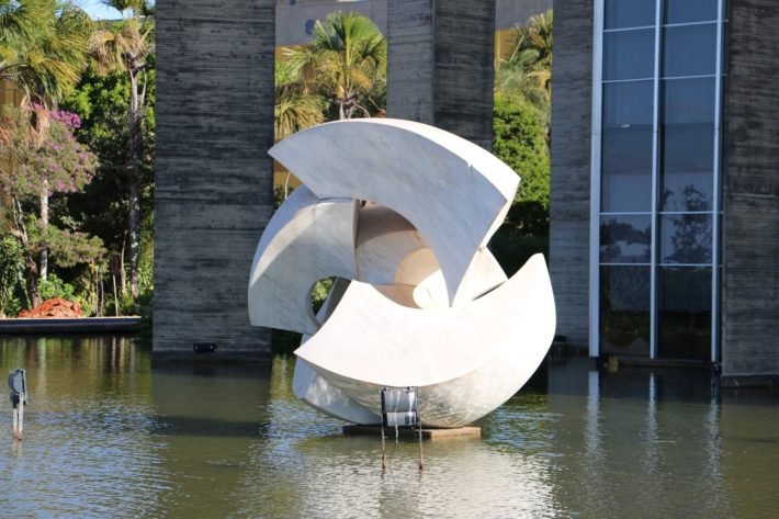 Palácio Itamaraty: uma atração imperdível em Brasília 1 Escultura Meteoro