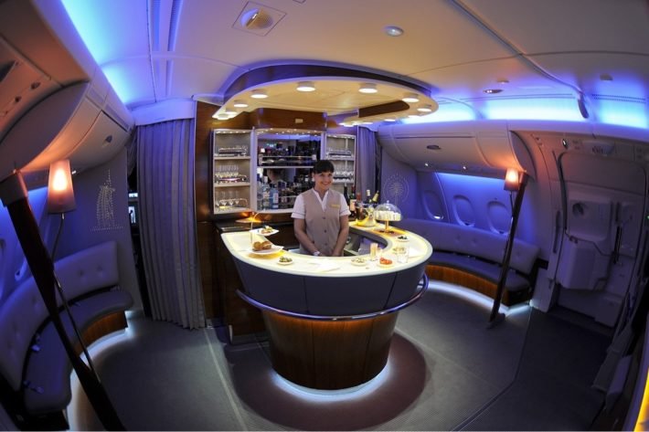 Emirates A380 - Onboard Bar na Classe Executiva Emirates A380 - Onboard Bar na Classe Executiva