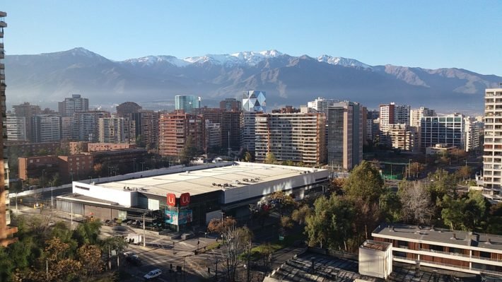 Vista da Cordilheira dos Andes a partir do bairro Las Condes, Santiago Vista da Cordilheira dos Andes a partir do bairro Las Condes, Santiago