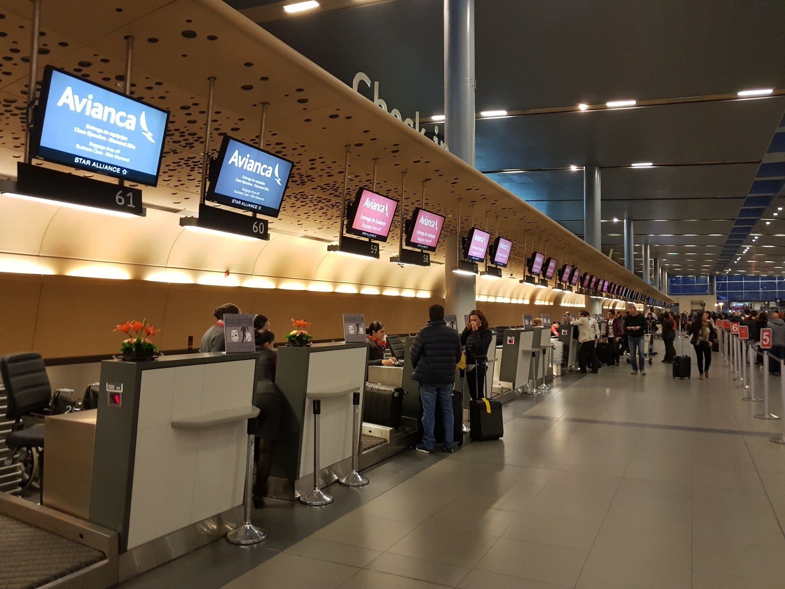 Primeira viagem de avião: um guia passo a passo 2 Balcões de Check-in - Aeroporto de Bogotá