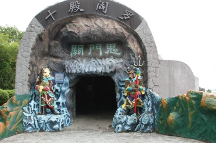Haw Par Villa: um belíssimo parque temático em Singapura 3 Entrada das 10 Cortes do Inferno
