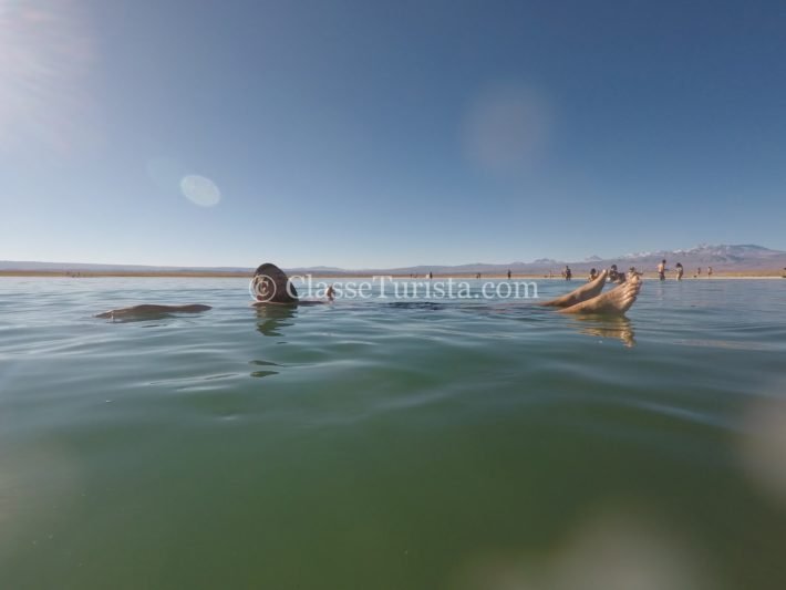 Atacama: conhecendo as Lagunas Cejar e Tebenquiche #2 10 Turista flutuando na Laguna Piedra