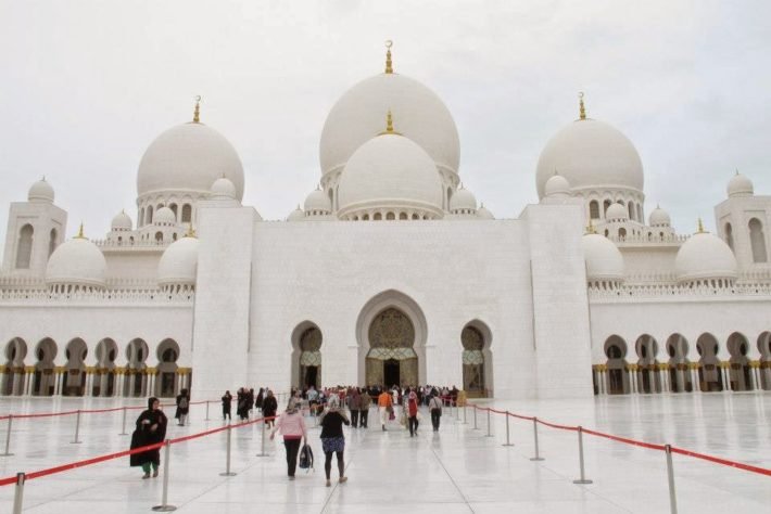 Os 10 templos religiosos mais belos do mundo 12 Mesquita Sheikh Zayed, Abu Dhabi, Emirados Árabes Unidos