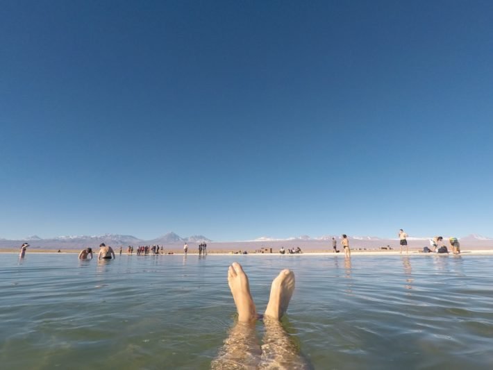 Atacama: conhecendo as Lagunas Cejar e Tebenquiche #2 11 Turista na Laguna Piedra