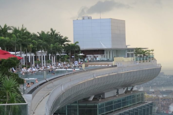 O que fazer em Singapura? As 10 atrações imperdíveis! 1 Piscina de Borda Infinita - Marina Bay Sands