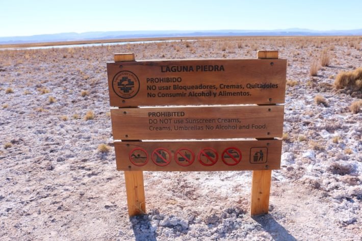Atacama: conhecendo as Lagunas Cejar e Tebenquiche #2 7 Placa Laguna Cejar