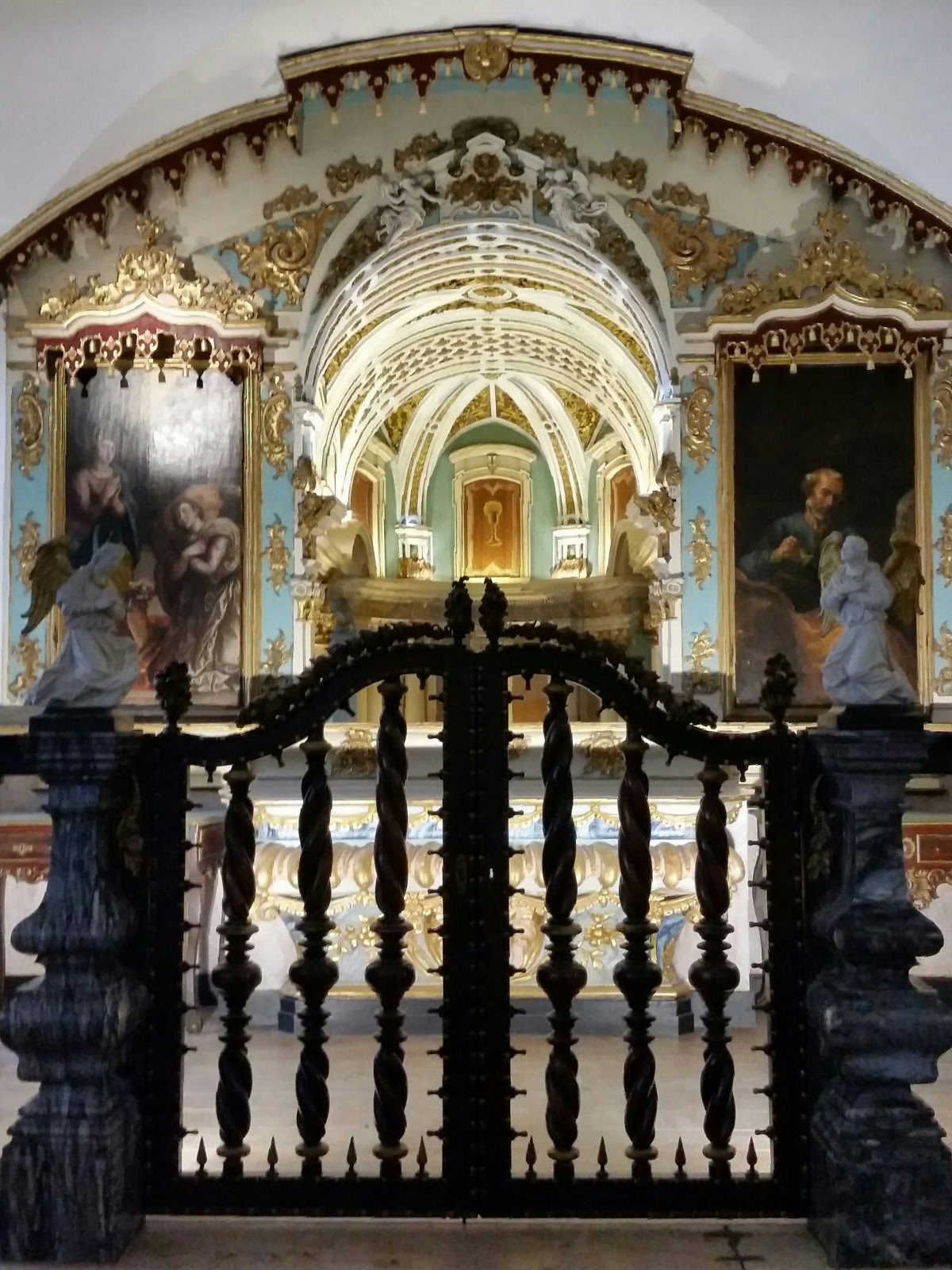 Um bate e volta a Évora: a cidade histórica no Alentejo #4 1 Entrada da Capela dos Ossos, Évora