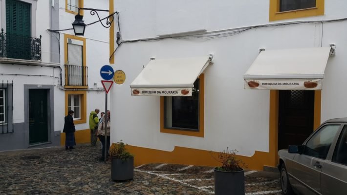 Um bate e volta a Évora: a cidade histórica no Alentejo #4 5 Entrada do Botequim da Mouraria, Évora