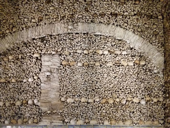 Um bate e volta a Évora: a cidade histórica no Alentejo #4 2 Ossos na Capela dos Ossos