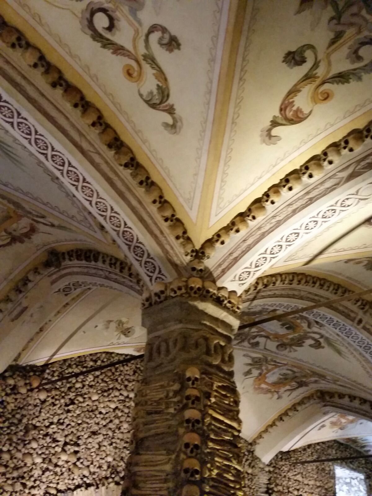 Um bate e volta a Évora: a cidade histórica no Alentejo #4 4 Pilar feito de ossos, Capela dos Ossos, Évora