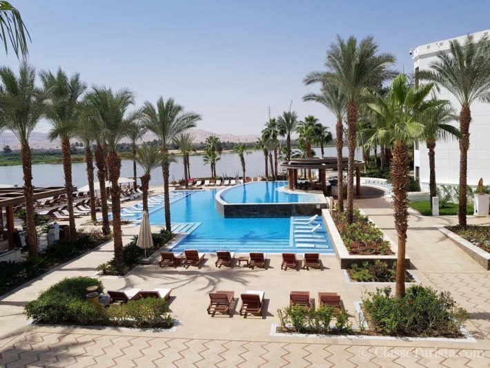 Como escolher um bom hotel? selecionando a acomodação perfeita 10 Piscina do Hilton Luxor Resort & Spa, Egito