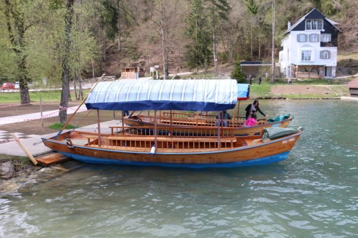 Relatos de Viagem à Eslovênia: pequeno país, muitos encantos 19 Barcos para a Ilha Bled, Eslovênia