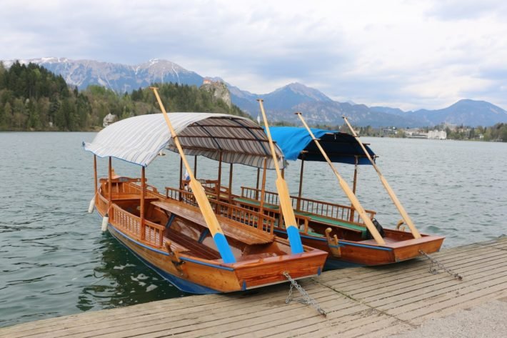 Barcos na Ilha Bled, Eslovênia Barcos na Ilha Bled, Eslovênia