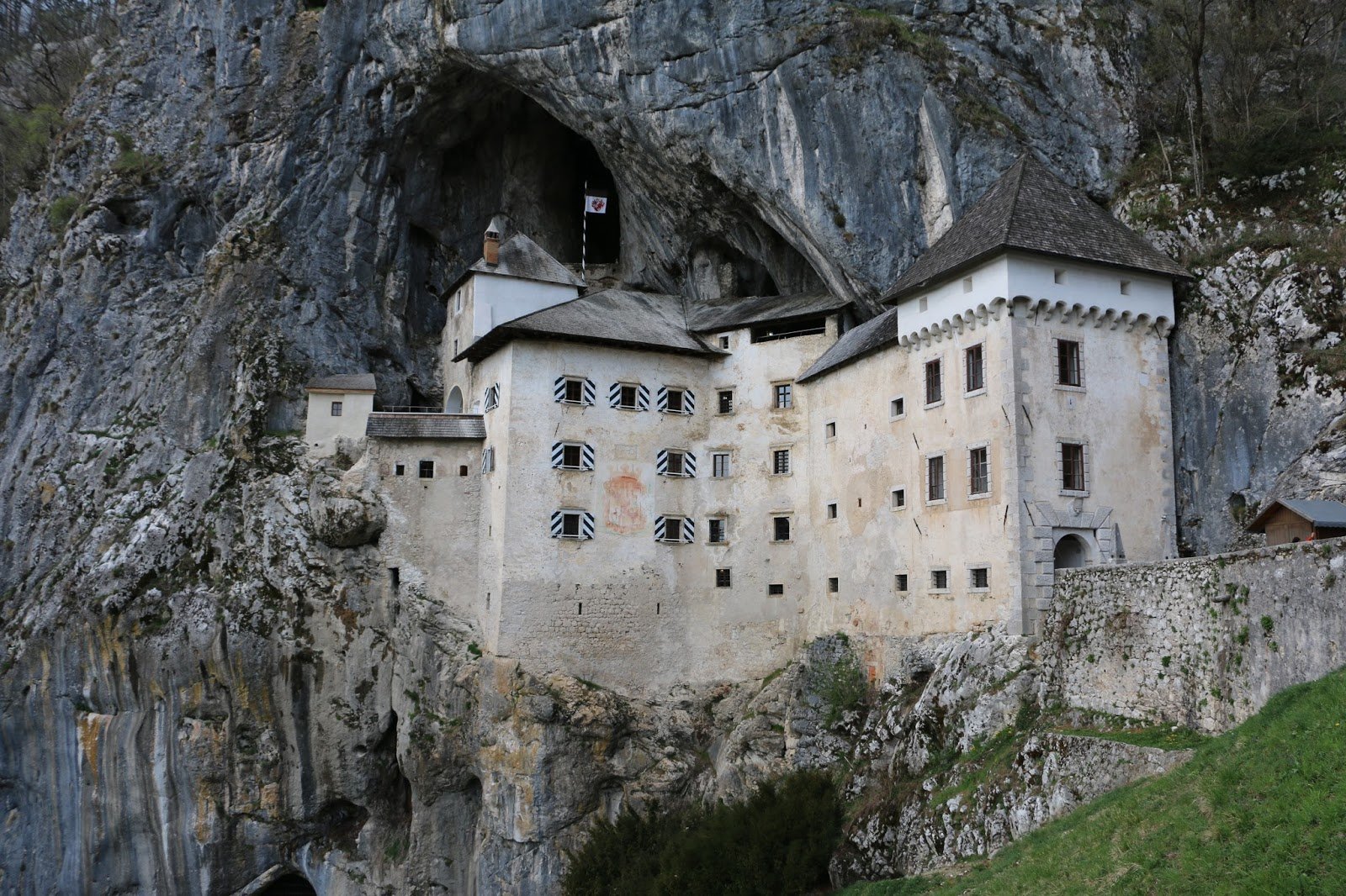 Road Trip pela Croácia, Eslovênia e Bósnia. Imperdível! 9 Castelo de Predjama - Eslovênia