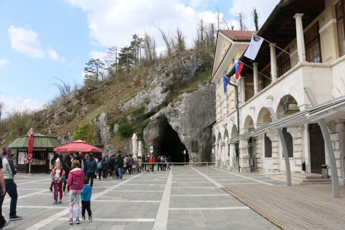 Relatos de Viagem à Eslovênia: pequeno país, muitos encantos 9 Entrada das Cavernas de Postojna