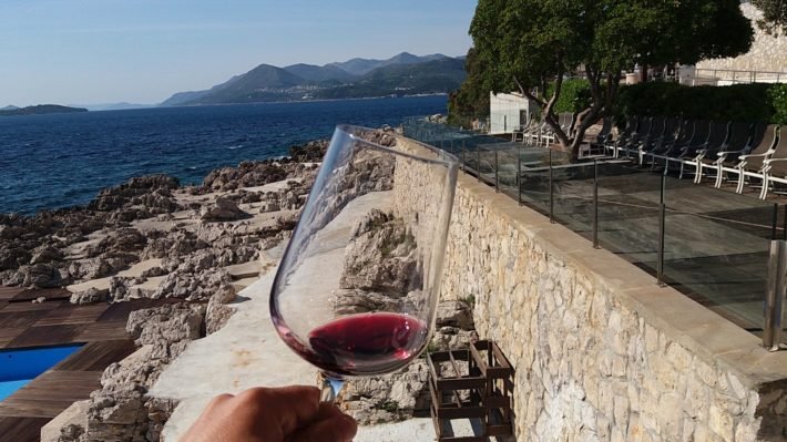 10 dicas essenciais para quem vai visitar a Croácia 5 Provando um Vinho da Croácia em Dubrovnik