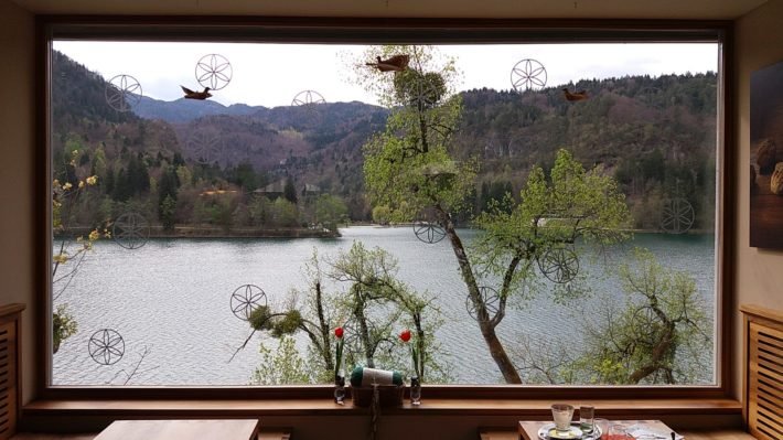 Relatos de Viagem à Eslovênia: pequeno país, muitos encantos 21 Vista do Café na Ilha do Lago Bled