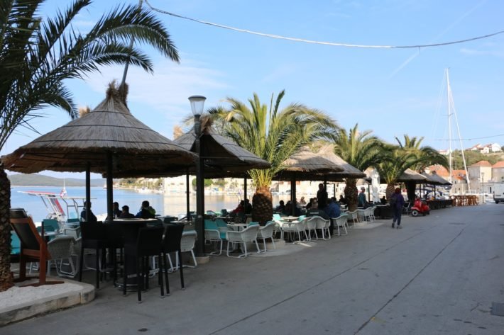 Split: passeio pelas ilhas Hvar, Brač e Sveti Klement 7 Cafés em Milna - Ilha Brač
