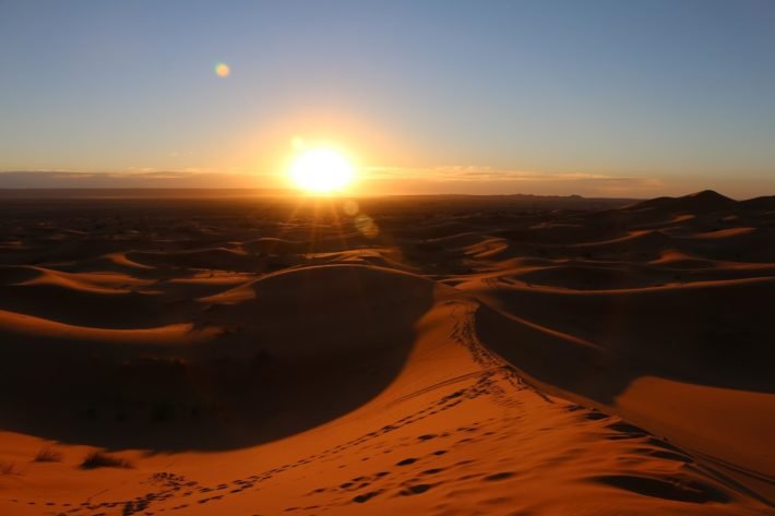 Acampar no Deserto do Saara, Marrocos: experiência inesquecível 9 E o sol apareceu no topo das Dunas de Erg Chebbi