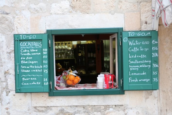 Viagem a Dubrovnik: a Pérola do Mar Adriático 13 Lanchonete na Cidade Antiga de Dubrovnik