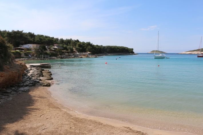 Split: passeio pelas ilhas Hvar, Brač e Sveti Klement 10 Praia na ilha Sveti Klement