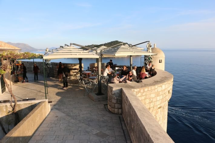 Viagem a Dubrovnik: a Pérola do Mar Adriático 21 Restaurante na Muralha de Dubrovnik
