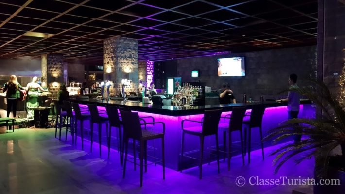 Onde ficar em Manila, Filipinas? Um hotel no melhor distrito! 2 Rooftop Bar, City Garden Grand Hotel