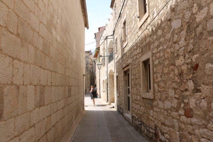 Split: passeio pelas ilhas Hvar, Brač e Sveti Klement 19 Ruas estreitas em Hvar, Croácia