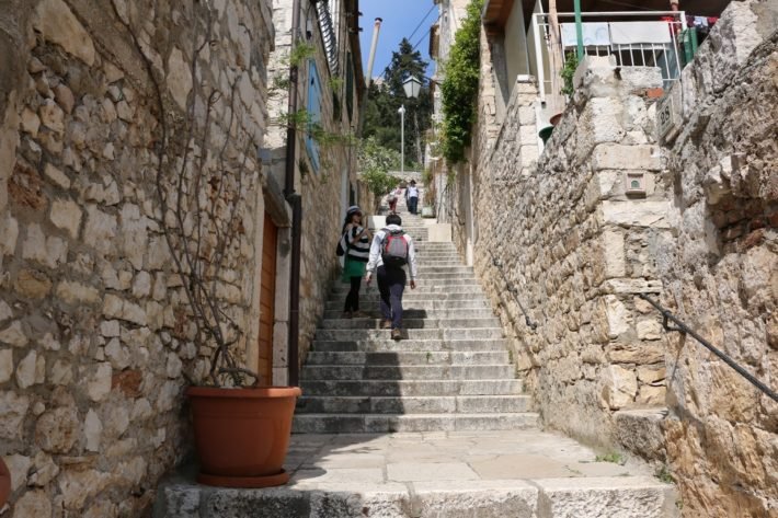 Split: passeio pelas ilhas Hvar, Brač e Sveti Klement 16 Subindo até a Fortaleza de Hvar