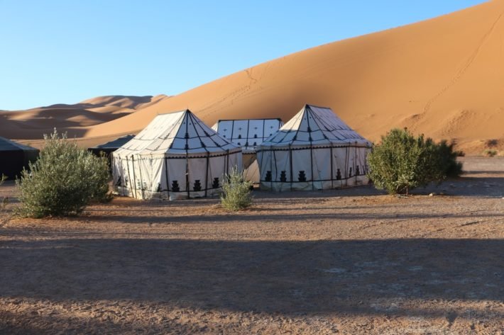 Acampar no Deserto do Saara, Marrocos: experiência inesquecível 11 Tendas no Acampamento de Erg Chebbi