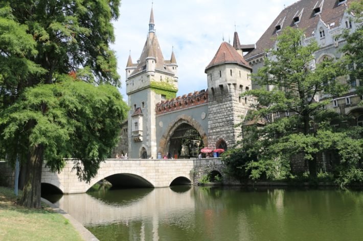 9 destinos turísticos para conhecer no Outono 3 Castelo Vajdahunyad, City Park, Budapeste