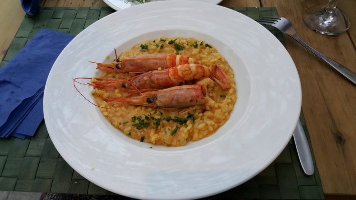 Risoto de Camarão no Chefs Garden, Santorini, Grécia Risoto de Camarão no Chefs Garden, Santorini, Grécia