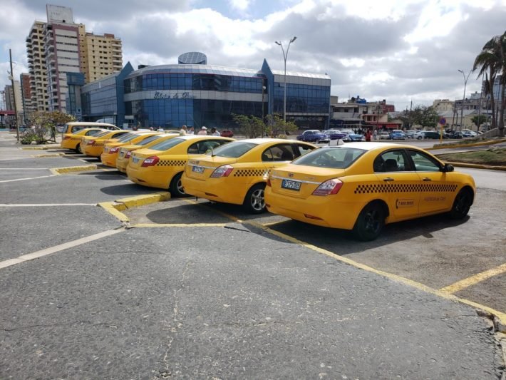 Taxis amarelos em Havana, Cuba Taxis amarelos em Havana, Cuba