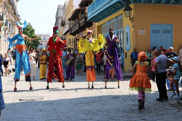 Performance nas ruas do centro histórico de Havana, Cuba Performance nas ruas do centro histórico de Havana, Cuba