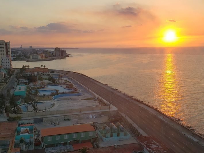 Por do Sol no Malecón de Havana, Cuba Por do Sol no Malecón de Havana, Cuba
