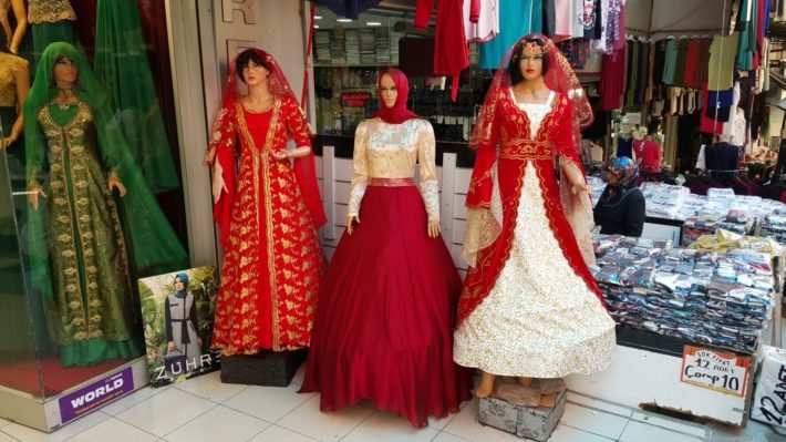 Lojas de Vestuário na Rua Çıkrıkçılar Ykş, Ankara, Turquia Lojas de Vestuário na Rua Çıkrıkçılar Ykş, Ankara, Turquia