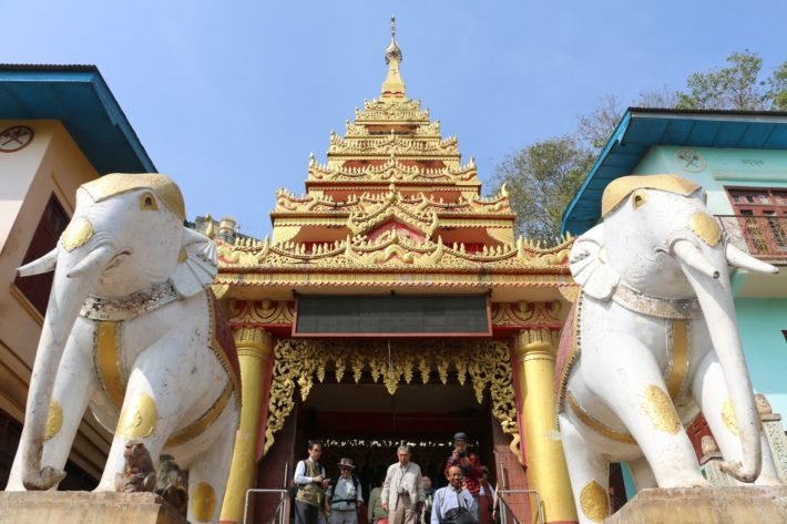 Entrada do Monastério Taung Kalat, Myanmar Entrada do Monastério Taung Kalat, Myanmar