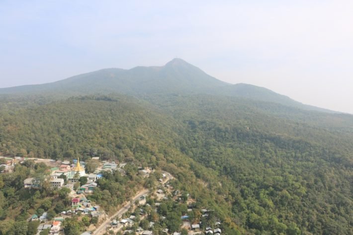 Vista a partir do Monastério Taung Kalat, Myanmar Vista a partir do Monastério Taung Kalat, Myanmar