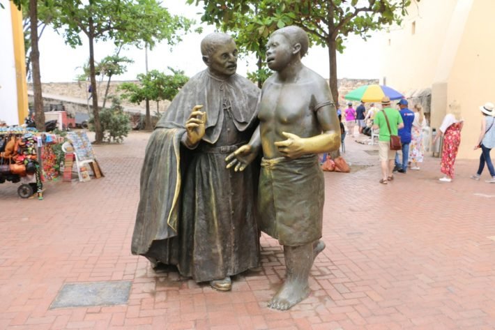 Estátua de San Pedro Claver com negro escravizado, Cartagena das Índias Estátua de San Pedro Claver com negro escravizado, Cartagena das Índias
