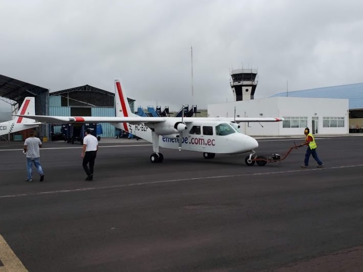 Aeronave da Emetebe: trajeto entre as Ilhas de Galápagos, Equador Aeronave da Emetebe: trajeto entre as Ilhas de Galápagos, Equador