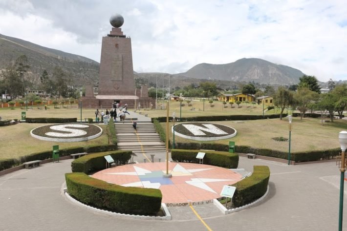 Monumento Equatorial, Ciudad Mitad del Mundo, Quito, Equador Monumento Equatorial, Ciudad Mitad del Mundo, Quito, Equador