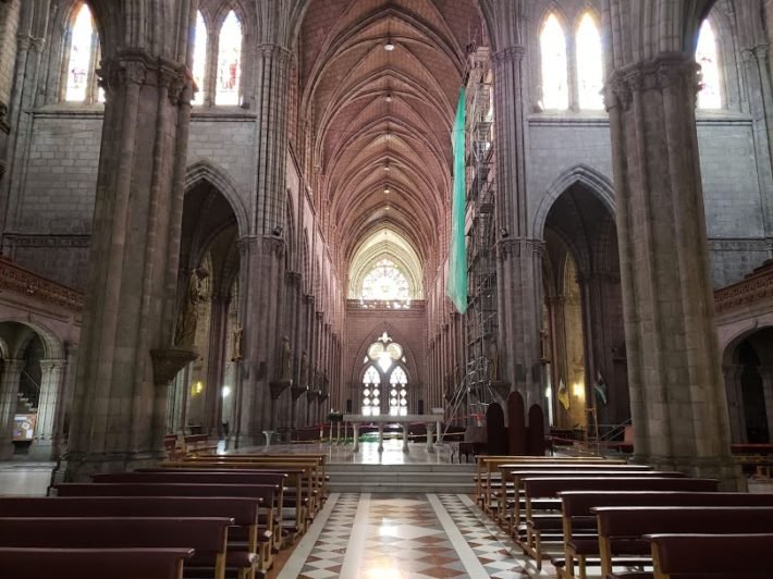 Nave Central da Basílica do Voto Nacional, Quito, Equador Nave Central da Basílica do Voto Nacional, Quito, Equador