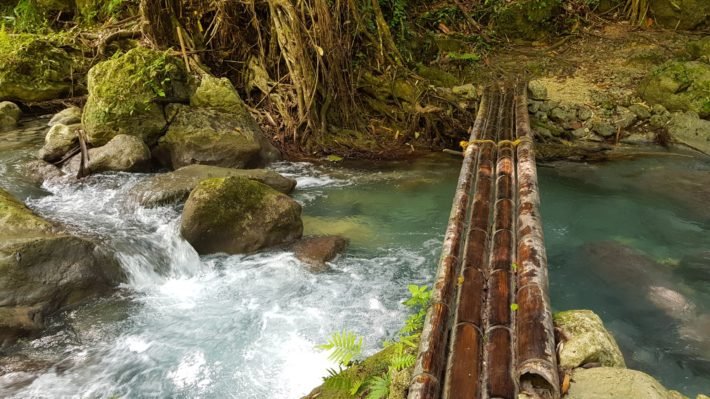 Atravessando a ponte de bambu - Kawasan Falls, Cebu, Filipinas Atravessando a ponte de bambu - Kawasan Falls, Cebu, Filipinas