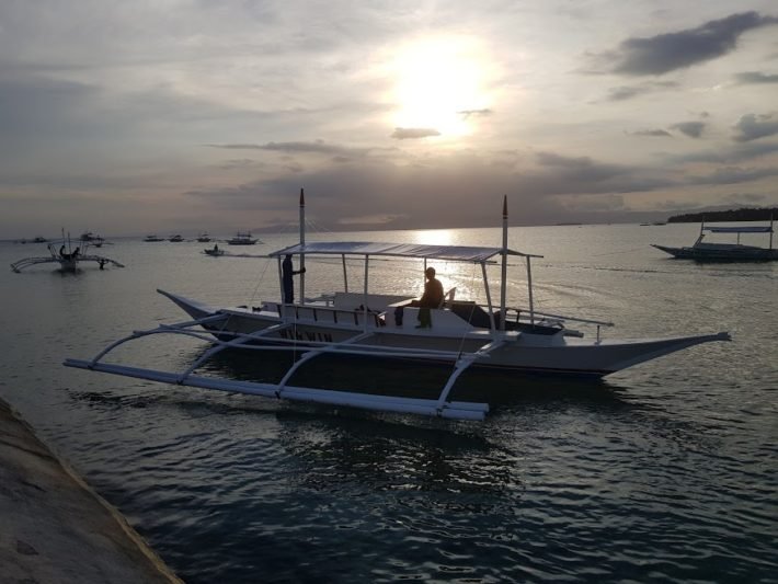 Barco no Pier de Moalboal, Ilha de Cebu, Filipinas Barco no Pier de Moalboal, Ilha de Cebu, Filipinas